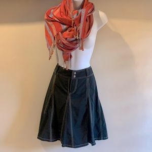 Athleta Skirt. Black. with threading. Size 6.